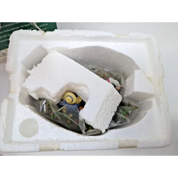 Dept 56 New England Village Series “Gathering Cranberries” Fall Harvest Retired - Picture 3 of 4